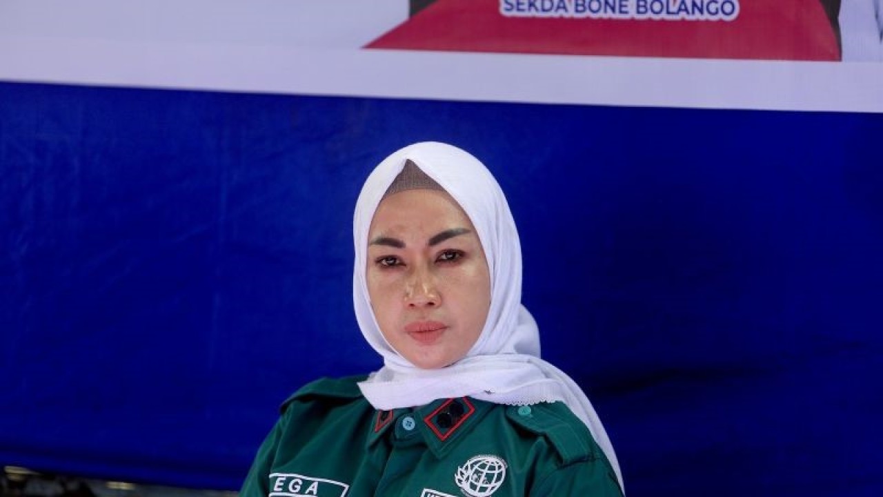 Kepala BPN Kabupaten Bone Bolango Mega Putri Sari pada penyerahan sertifikat program PTSL di Padengo, Kabupaten Bone Bolango, Gorontalo. ANTARA/Adiwinata Solihin