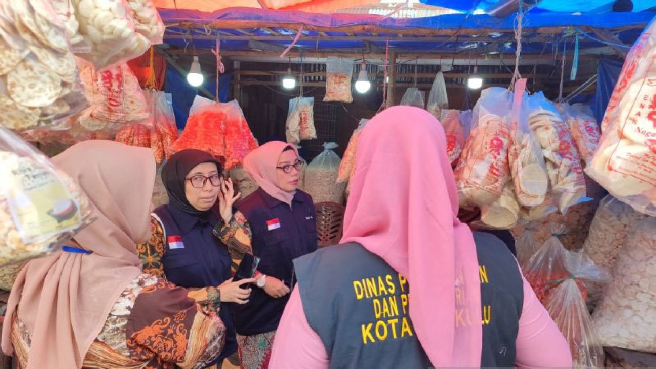 Disperindag dan BPOM saat melakukan pengawasan kepada pedagang kerupuk di Pasar Panorama Bengkulu. ANTARA/Anggi Mayasari