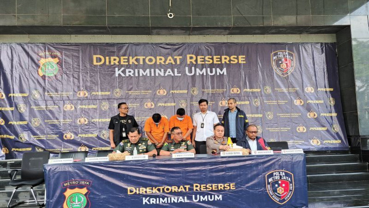 Brigjen TNI Kristomei Sianturi (kiri) bersama Wakil Komandan Puspom TNI AD, Mayjen TNI Eka Wijaya Permana (kedua dari kiri), Kabid Humas Polda Metro Jaya Brigjen Pol Trunoyudo Wisnu Andiko (kedua dari kanan) dan Direktur Reserse Kriminal Umum Polda Metro Jaya Kombes Pol Wira Satya Triputra (kanan) dalam konferensi pers di Jakarta, Rabu (10/1/2024). ANTARA/Ilham Kausar