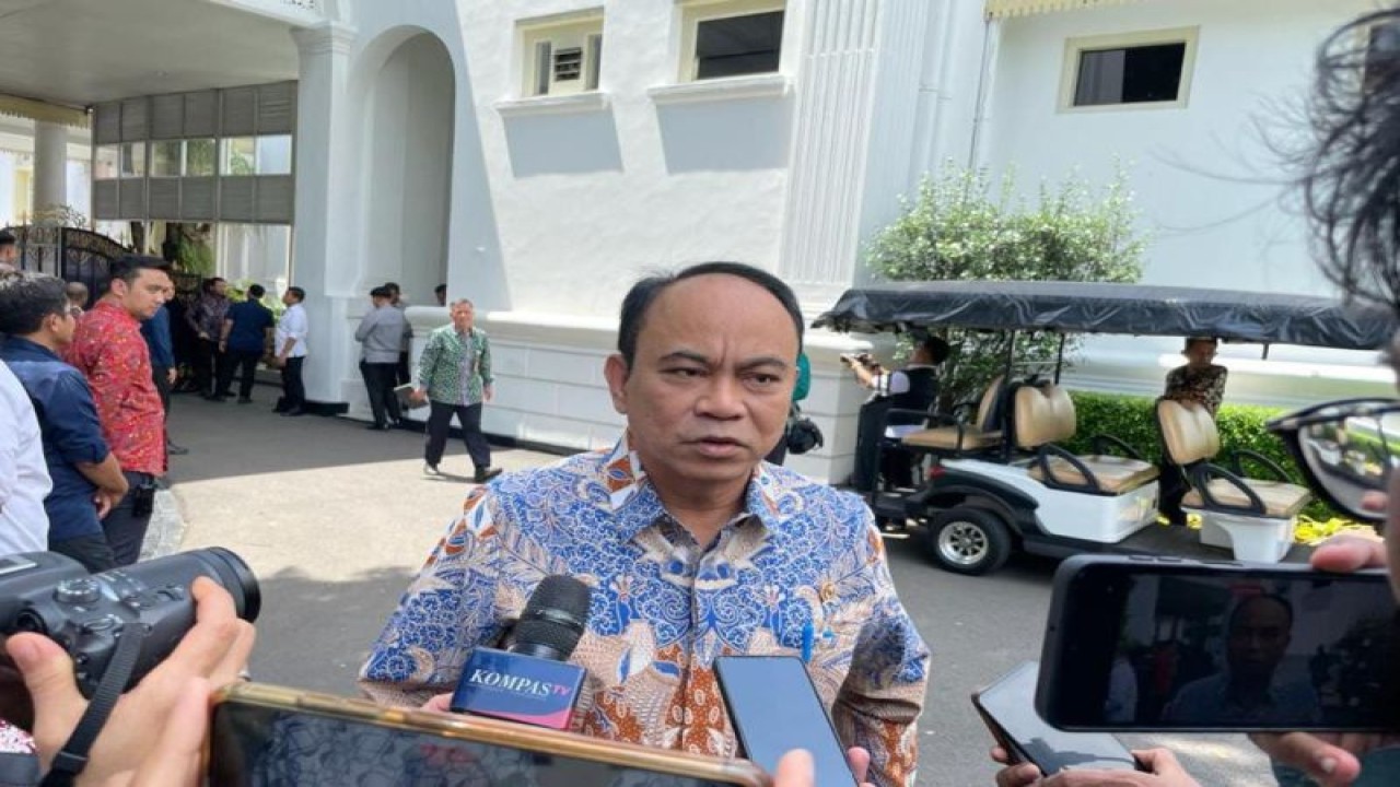 Menteri Komunikasi dan Informatika Budi Arie Setiadi memberikan keterangan di Istana Kepresidenan Jakarta, Selasa (9/1/2024). ANTARA/Yashinta Difa.