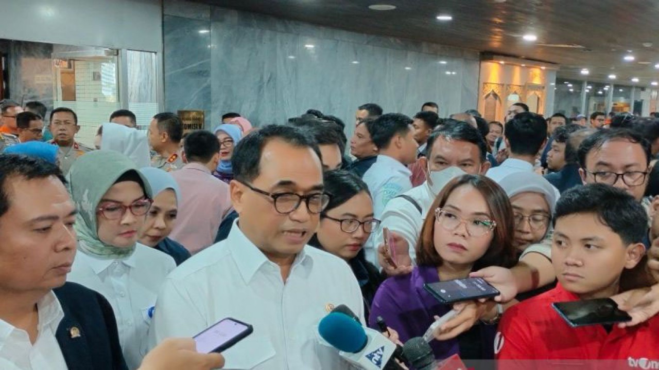 Menteri Perhubungan (Menhub) Budi Karya Sumadi menyampaikan keterangan kepada awak media di Kompleks DPR RI, Jakarta, Kamis (18/1/2024). ANTARA/Aji Cakti