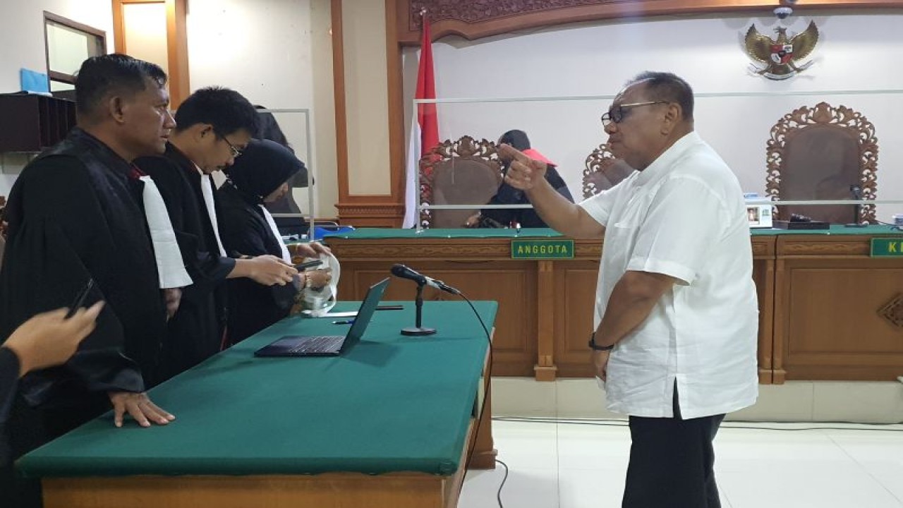 Terdakwa mantan Kepala Kejaksaan Negeri Buleleng Fahrur Rozi (58) menghampiri JPU usai mengikuti sidang pembacaan putusan sidang kasus korupsi pengadaan buku di Pengadilan Tindak Pidana Korupsi (Tipikor) Denpasar, Bali, Rabu (17/1/2024). ANTARA/Rolandus Nampu