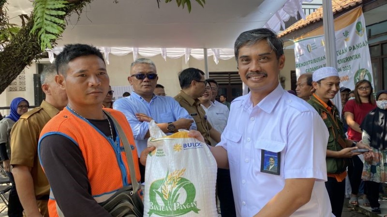Pimpinan Perum Bulog Wilayah Jawa Barat, M. Attar Rizal (kanan) saat memberikan bantuan program cadangan pangan pemerintah (CPP) kepada masyarakat di Kelurahan Cisaranten, Kota Bandung, Jabar, Senin (7/11/2023). ANTARA/Rubby Jovan