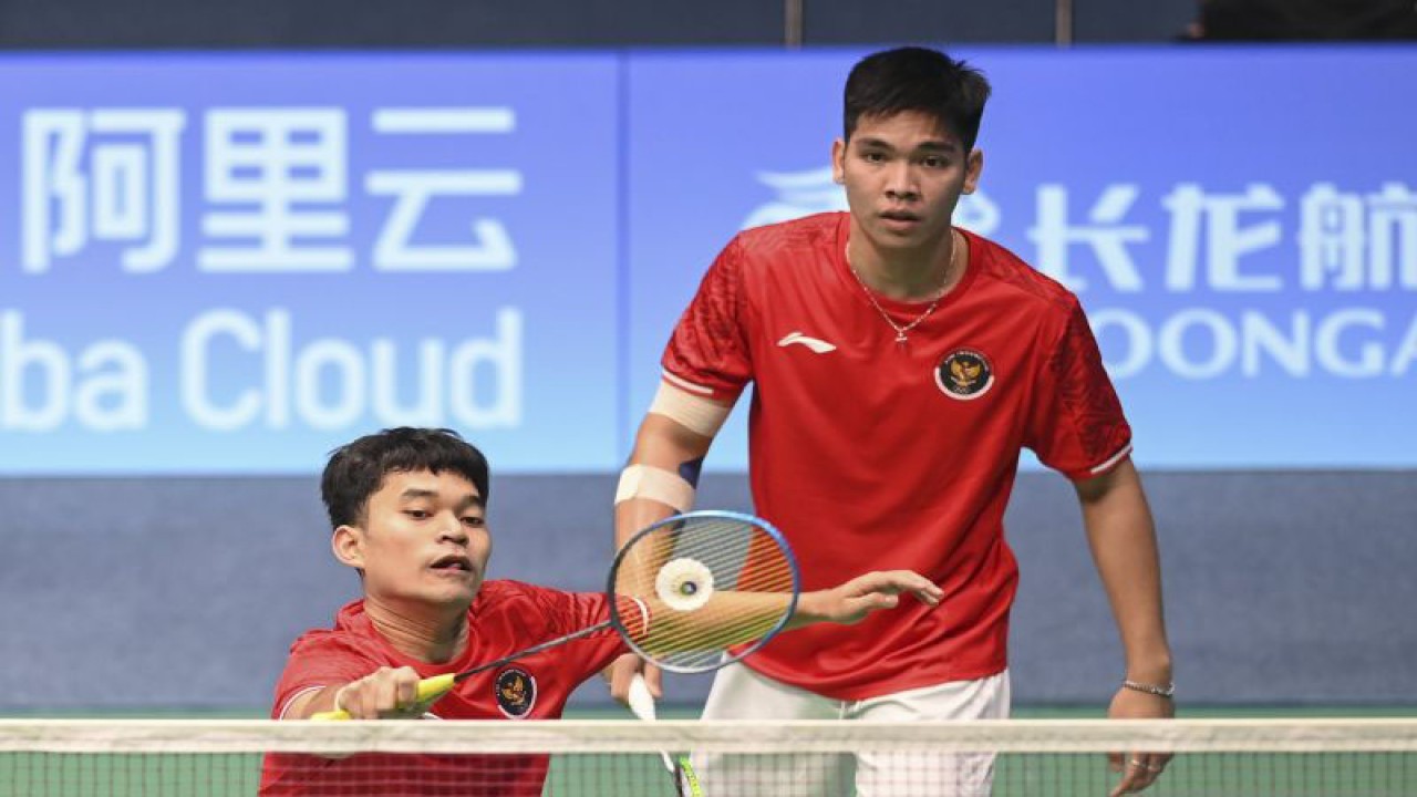 Foto arsip - Pebulu tangkis Indonesia Leo Rolly Carnando (kiri) dan Daniel Marthin mengembalikan kok ke arah lawannya pebulu tangkis Makau Leong Iok Chong dan Vong Kok Weng pada babak 32 besar ganda putra Asian Games 2022 di Hangzhou Binjiang Gymnasium, Hangzhou, China, Senin (2/10/2023). ANTARA FOTO/Hafidz Mubarak A/tom.