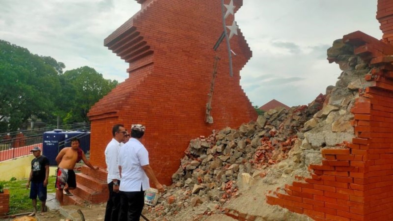 Pejabat Pemkab Cirebon saat meninjau kondisi amburknya gapura di Taman Pataraksa Cirebon, Jawa Barat, Rabu (3/1/2023). (ANTARA/Fathnur Rohman)