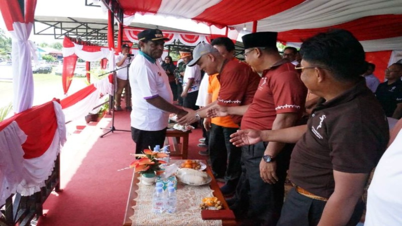 Bupati Keerom Piter Gusbage saat berjabat tangan dengan tamu undangan di Hari Amal Bhakti (HAB) ke-78 Kementerian Agama Provinsi Papua, di Kabupaten Keerom, Papua, Rabu (3/1/2024). (ANTARA/HO- HUMAS Pemkab Keerom)