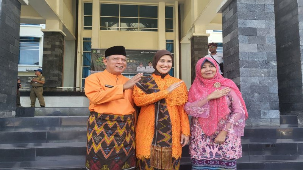 Bupati Kubu Raya usai upacara peringatan Hari Jadi Ke-67 Pemprov Kalbar di halaman kantor Bupati Kubu Raya, Sungai Raya, Senin (29/1/2024). ANTARA/Rizki Fadriani.