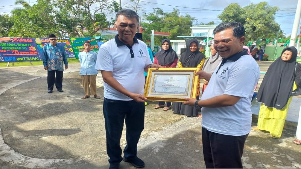 Bupati Natuna Wan Siswandi(Kiri) saat menerima penghargaan. (ANTARA/Muhamad Nurman)