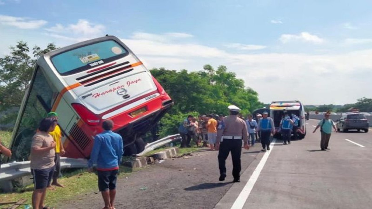 Kecelakaan bus Harapan Jaya di kilometer 719 tol Mojokerto-Surabaya, Kamis (18/1/2024). ANTARA/HO-PJR Polda Jatim