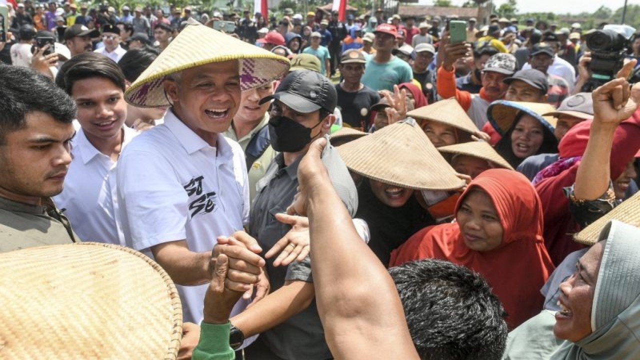 Calon presiden nomor urut 3 Ganjar Pranowo menyapa petani di Demak, Jawa Tengah, Selasa (2/1/2024). ANTARA FOTO/Hafidz Mubarak A/tom