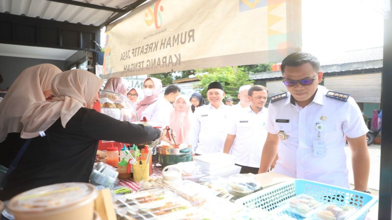 Camat Karang Tengah Hendriyanto saat melihat produk UMKM yang dijual di rumah kreatif jasa, Rabu. ANTARA/HO-Kecamatan Karang Tengah
