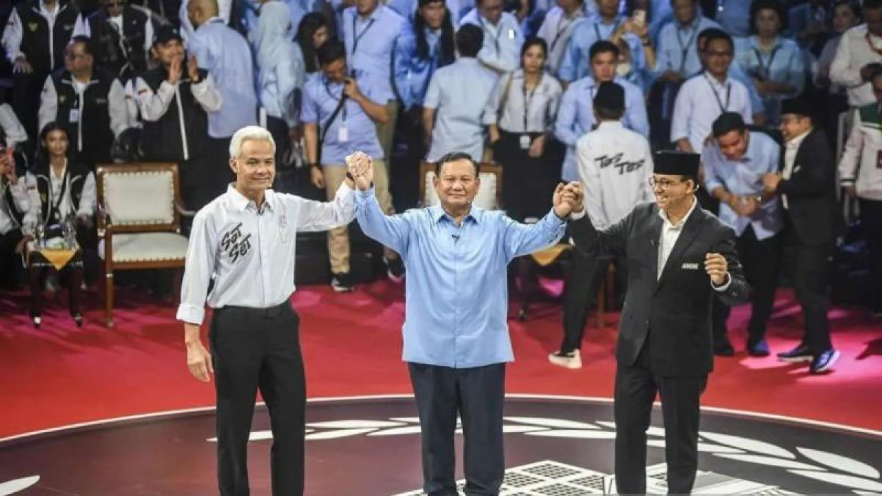 Capres nomor urut 1 Anies Baswedan (kanan), capres nomor urut 2 Prabowo Subianto (tengah), dan capres nomor urut 3 Ganjar Pranowo (kiri) berpegangan tangan usai beradu gagasan dalam debat pertama capres Pemilu 2024 di Gedung KPU RI, Jakarta, Selasa (12/12/2023). (ANTARA FOTO/Galih Pradipta/YU/aa)