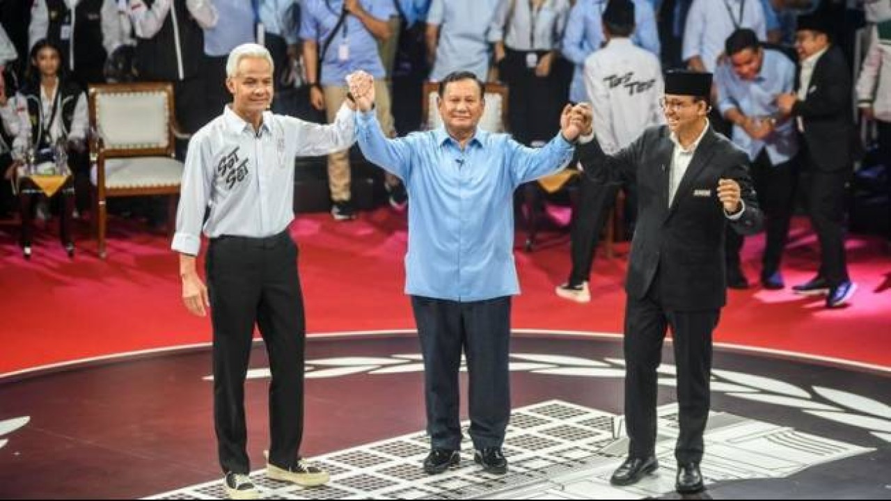 Capres nomor urut 1 Anies Baswedan (kanan), capres nomor urut 2 Prabowo Subianto (tengah), dan capres nomor urut 3 Ganjar Pranowo (kiri) berpegangan tangan usai beradu gagasan dalam debat pertama capres Pemilu 2024 di Gedung KPU RI, Jakarta, Selasa (12/12/2023). (ANTARA FOTO/Galih Pradipta/YU/aa)