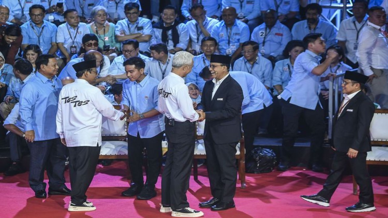 Pasangan Capres dan Cawapres nomor urut 1 Anies Baswedan (kedua kanan) dan Muhaimin Iskandar (kanan) bersama pasangan Capres dan Cawapres nomor urut 2 Prabowo Subianto (kiri) dan Gibran Rakabuming Raka (ketiga kiri) serta pasangan Capres dan Cawapres nomor urut 3 Ganjar Pranowo (ketiga kanan) dan Mahfud MD (kedua kiri) sebelum debat perdana Capres dan Cawapres 2024 di Gedung KPU, Jakarta, Selasa (12/12/2023). ANTARA FOTO/Galih Pradipta/app/nz.