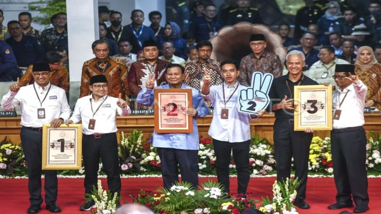 Arsip foto - Calon presiden dan calon wakil presiden dari Koalisi Perubahan Anies Baswedan (kiri) dan Muhaimin Iskandar (kedua kiri), Capres dan Cawapres dari Koalisi Indonesia Maju Prabowo Subianto (ketiga kiri) dan Gibran Rakabuming Raka (ketiga kanan), serta Capres dan Cawapres Ganjar Pranowo (kedua kanan) dan Mahfud MD (kanan) berfoto bersama dengan menunjukkan nomor hasil undian pada Rapat Pleno Terbuka Pengundian dan Penetapan Nomor Urut Pasangan Capres dan Cawapres Pemilu Tahun 2024 di Gedung KPU, Jakarta, Selasa (14/11/2023). (ANTARA FOTO/Galih Pradipta/aww.)