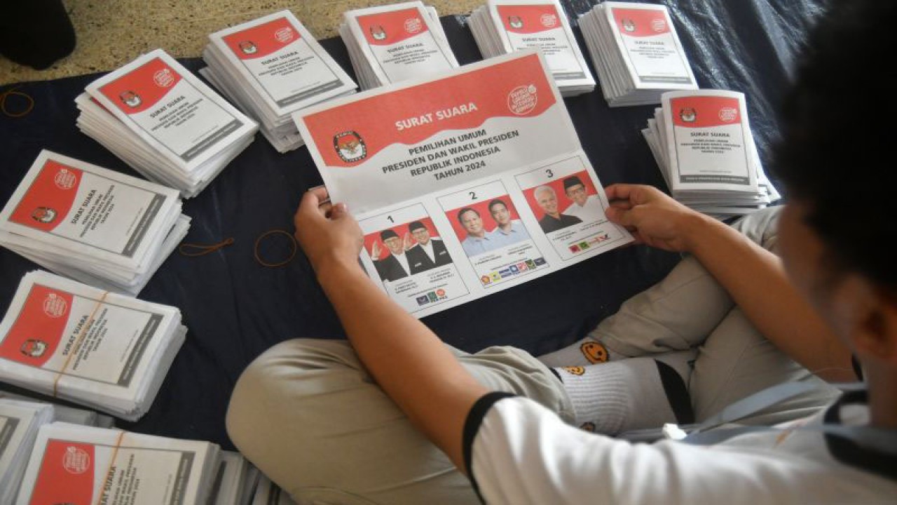 Pekerja menyortir dan melipat surat suara Pilpres 2024 di gudang logistik KPU Kota Bogor, Jawa Barat, Senin (15/1/2024). (ANTARA FOTO/Arif Firmansyah/rwa)