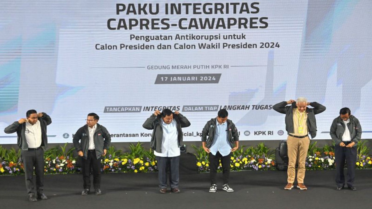 (kiri ke kanan) Capres-cawapres nomor urut 1 Anies Baswedan dan Muhaimin Iskandar, capres-cawapres nomor urut 2 Prabowo Subianto dan Gibran Rakabuming Raka, serta capres-cawapres nomor urut 3 Ganjar Pranowo dan Mahfud MD mengenakan jaket sebagai komitmen pemberantasan korupsi saat menghadiri Penguatan Anti Korupsi untuk Penyelenggara Negara Berintegritas (Paku Integritas) di Gedung Merah Putih KPK, Jakarta, Rabu (17/1/2024). ANTARA FOTO/Aditya Pradana Putra/wpa. (ADITYA PRADANA PUTRA/ADITYA PRADANA PUTRA)
