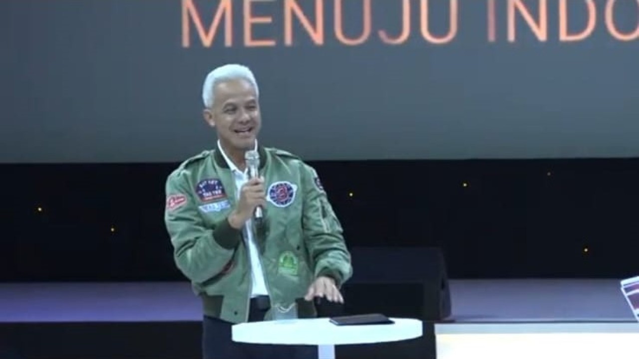 Capres urutan ketiga, Ganjar Pranowo, menghadiri dialog bersama Kadin