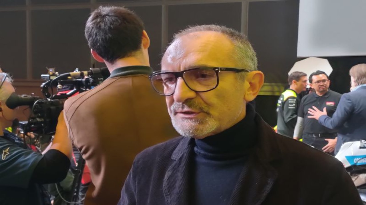 Valentino Rossi berdiri di depan motor terbaru yang akan digunakan balapan MotoGP musim 2024 bersama dengan tim barunya "Tim Pertamina Enduro VR46 Racung Team" di Riccione, Italia, Rabu (24/01/2024). (ANTARA/Chairul Rohman)