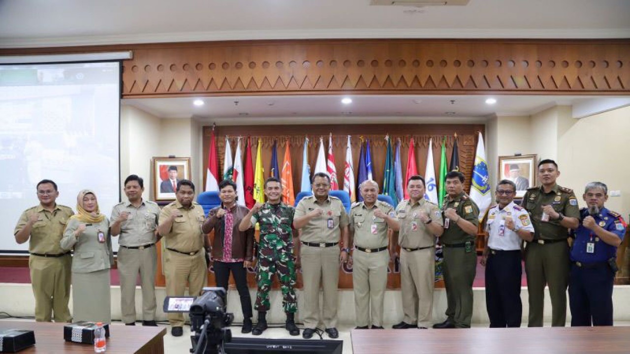 Wakil Wali Kota Jakarta Pusat Chaidir (tengah) bersama seluruh perangkat penyelenggaraan Pemilu 2024 membuka Posko Bersama Pemilu 2024 di Kantor Wali Kota Jakarta Pusat, Selasa (9/1/2024). ANTARA/HO-Sudin Kominfotik Jakarta Pusat