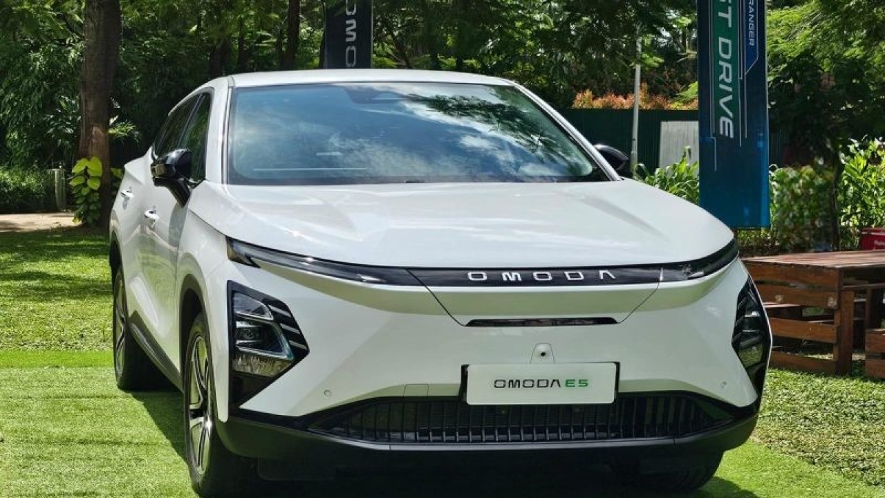 Tampilan depan mobil listrik Chery OMODA E5 yang bakal meluncur di Indonesia dalam waktu dekat yang dipamerkan dalam "First Impression Chery OMODA E5" di Kabupaten Tangerang, Selasa (16/1/2024). (ANTARA/Livia Kristianti)