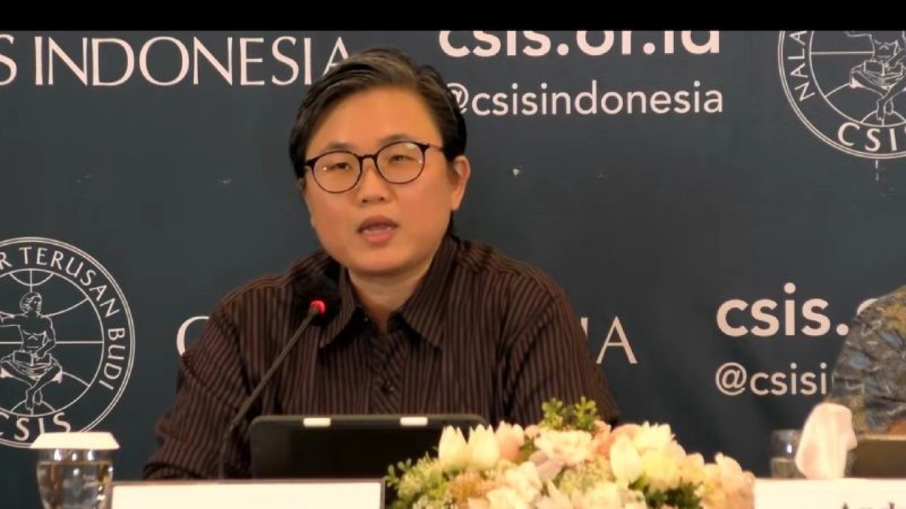 Ketua Departemen Hubungan Internasional Center for Strategic and International Studies (CSIS) Lina Alexandra dalam “Media Briefing: Menanggapi Debat Ketiga Capres-Cawapres dan Pernyataan Pers Tahunan Menteri Luar Negeri (PPTM)” yang diadakan oleh CSIS di Jakarta, Senin (8/1/2024). (ANTARA/Cindy Frishanti)