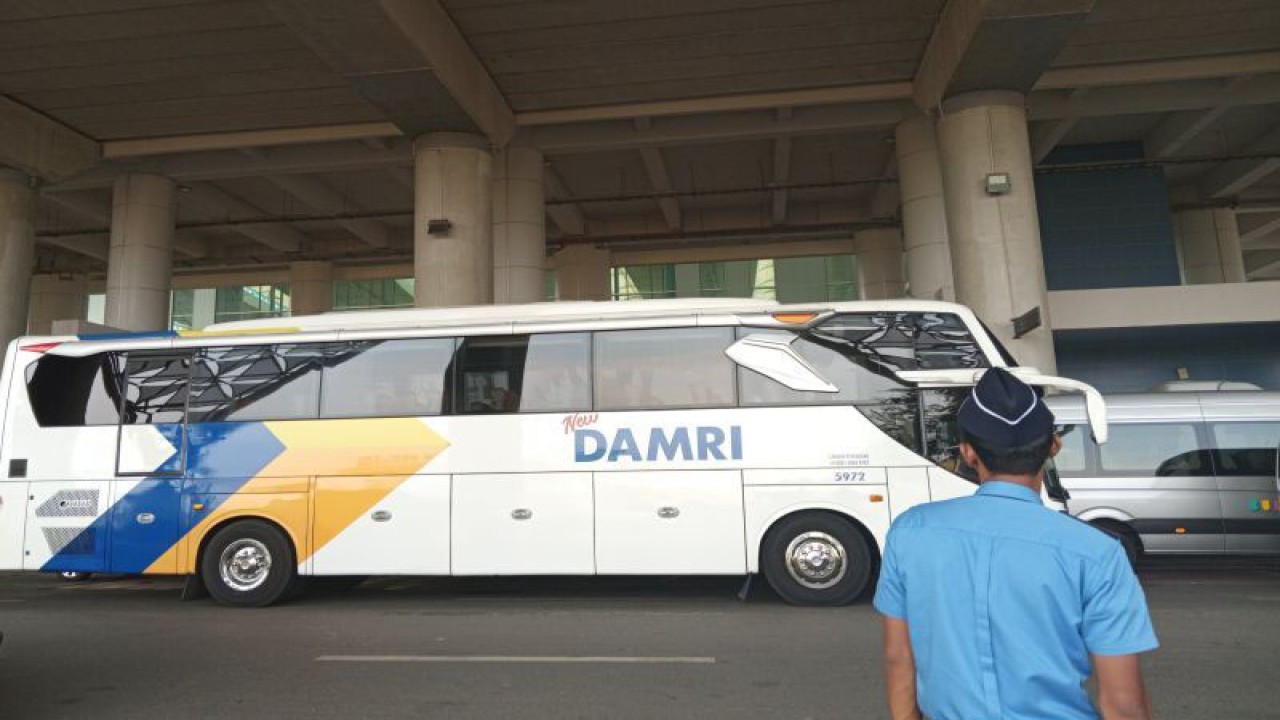 Seorang petugas saat menyambut Bus Damri dari Bandung yang datang ke BIJB Kertajati Majalengka, Jawa Barat, Selasa (10/9/2023). (ANTARA/Fathnur Rohman)