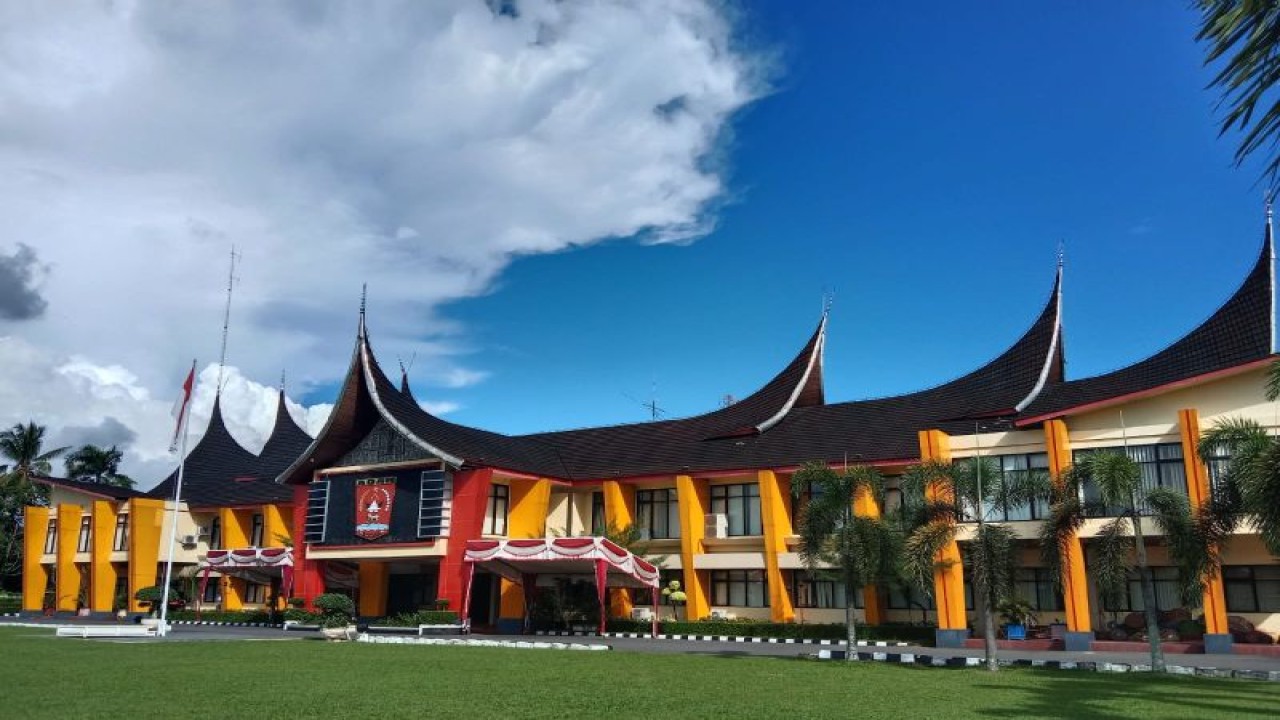 Kantor Bupati Agam. Tahun ini alokasi dana desa di daerah itu meningkat dari Rp86,65 miliar pada 2023 menjadi Rp94,15 miliar pada 2024. (ANTARA/Altas Maulana).