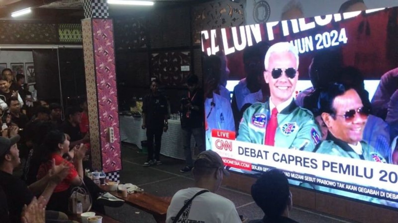 Situasi nobar debat capres di Media Center TPN Jakarta, Minggu (7/1/2024) malam. ANTARA/Devi Nindy
