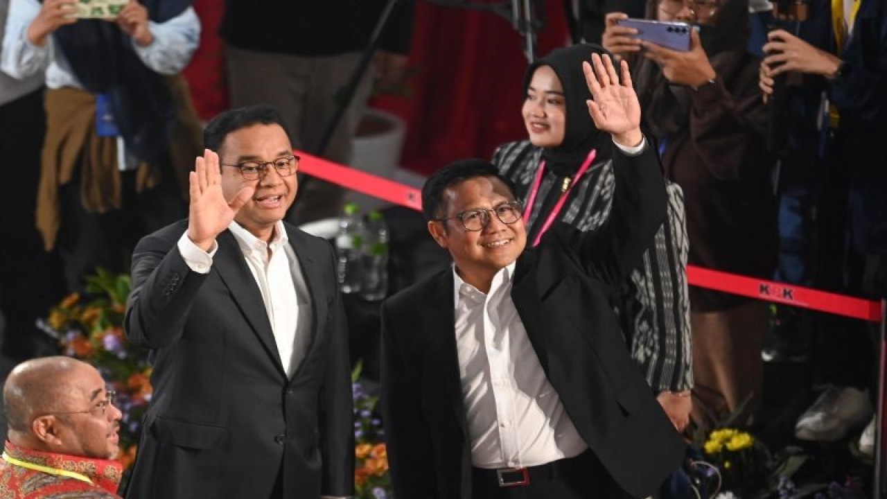 Pasangan calon nomor urut 1 Anies Baswedan-Muhaimin Iskandar melambaikan tangan saat menghadiri Paku Integritas di Gedung Merah Putih KPK, Jakarta, Rabu (17/1/2024). (ANTARA FOTO/Aditya Pradana Putra/wpa)