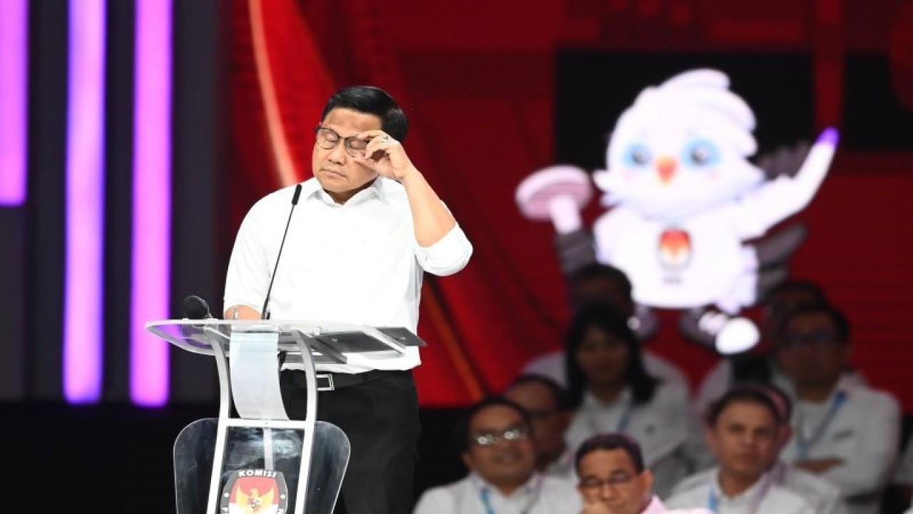 Cawapres nomor urut 1 Muhaimin Iskandar menyampaikan pandangannya saat Debat Keempat Pilpres 2024 di Jakarta Convention Center (JCC), Jakarta, Minggu (21/1/2024). Debat Keempat Pilpres 2024 mengangkat tema terkait pembangunan berkelanjutan, sumber daya alam, lingkungan hidup, energi, pangan, agraria, masyarakat adat dan desa. ANTARA FOTO//M Risyal Hidayat/tom.