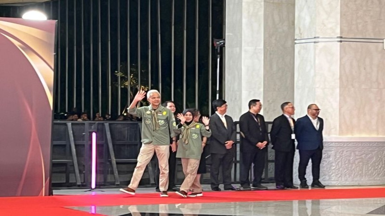 Capres nomor urut 3 Ganjar Pranowo tiba di lokasi Debat Keempat Cawapres Pemilu 2024 di Balai Sidang JCC Senayan, Jakarta, Minggu (21/1/2024). (ANTARA/Narda Margaretha Sinambela)