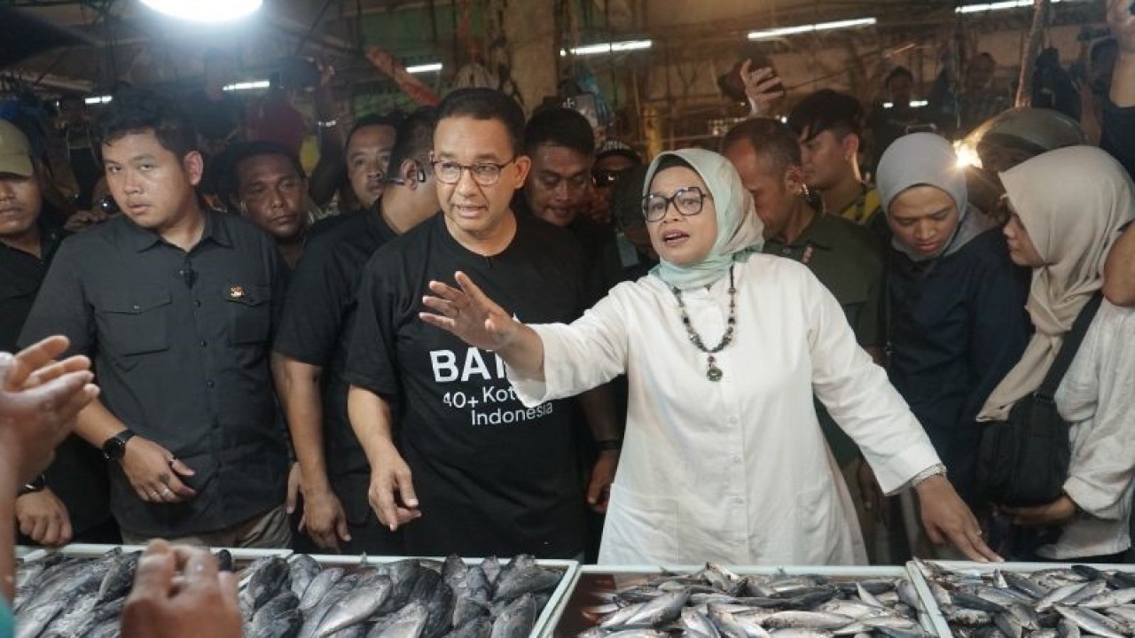 Calon presiden nomor urut satu, Anies Baswedan beserta istri saat berbelanja di Pasar Induk Tos 3000 Kota Batam Kepri, di sela-sela kegiatan kampanye di Batam, (19/1/2024). ANTARA/Jessica