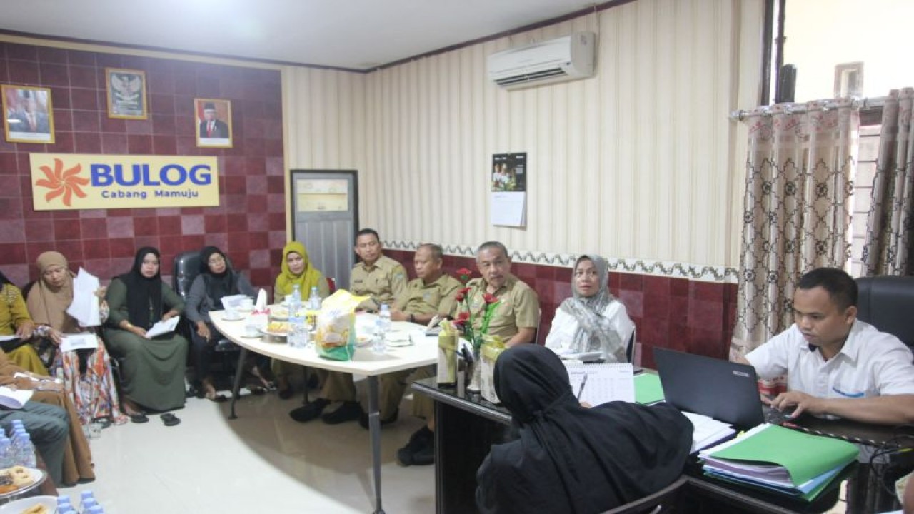 Kepala Dinas Ketahanan Pangan Provinsi Sulbar Abdul Waris Bestari (tiga dari kanan) bersama para pedagang yang masuk dalam kios RPK (Rumah Pedagang Kita). (ANTARA/HO/Diskominfo Sulbar)