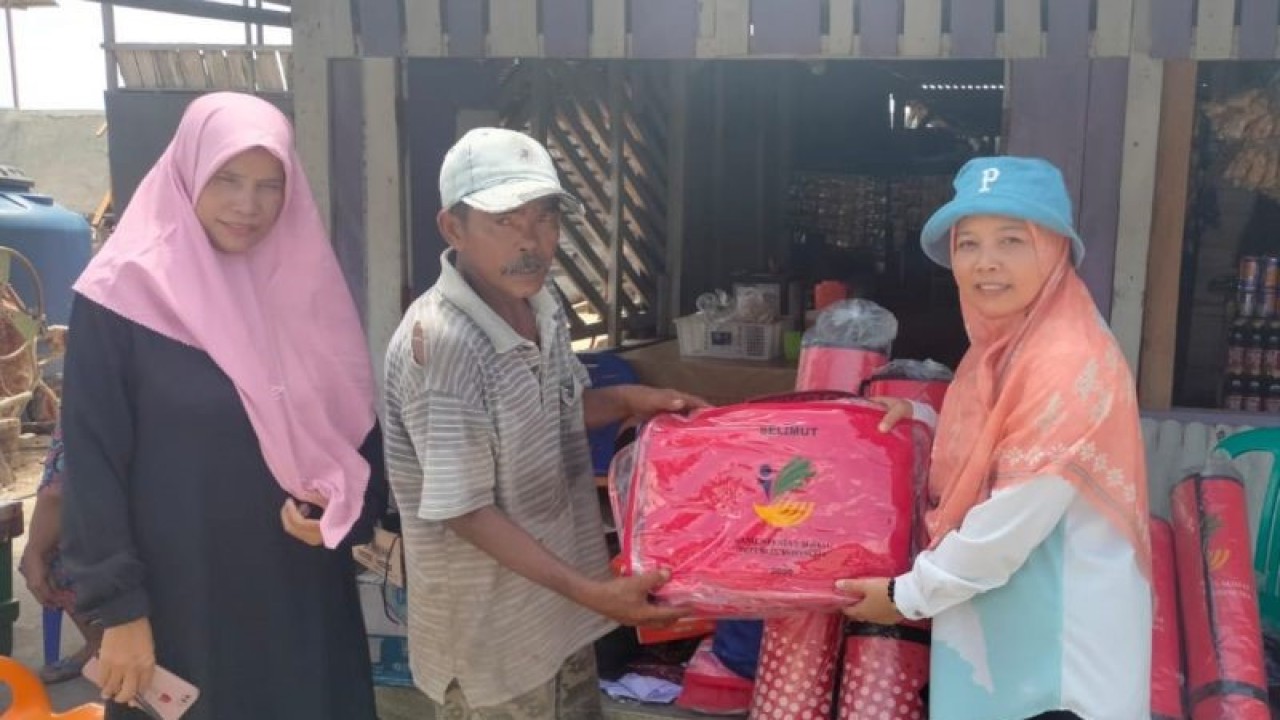 Dinas Sosial Kabupaten Mukomuko menyalurkan bantuan kepada korban kebakaran di Air Punggur, Rabu (3/1/2024) ANTARA/Ferri.