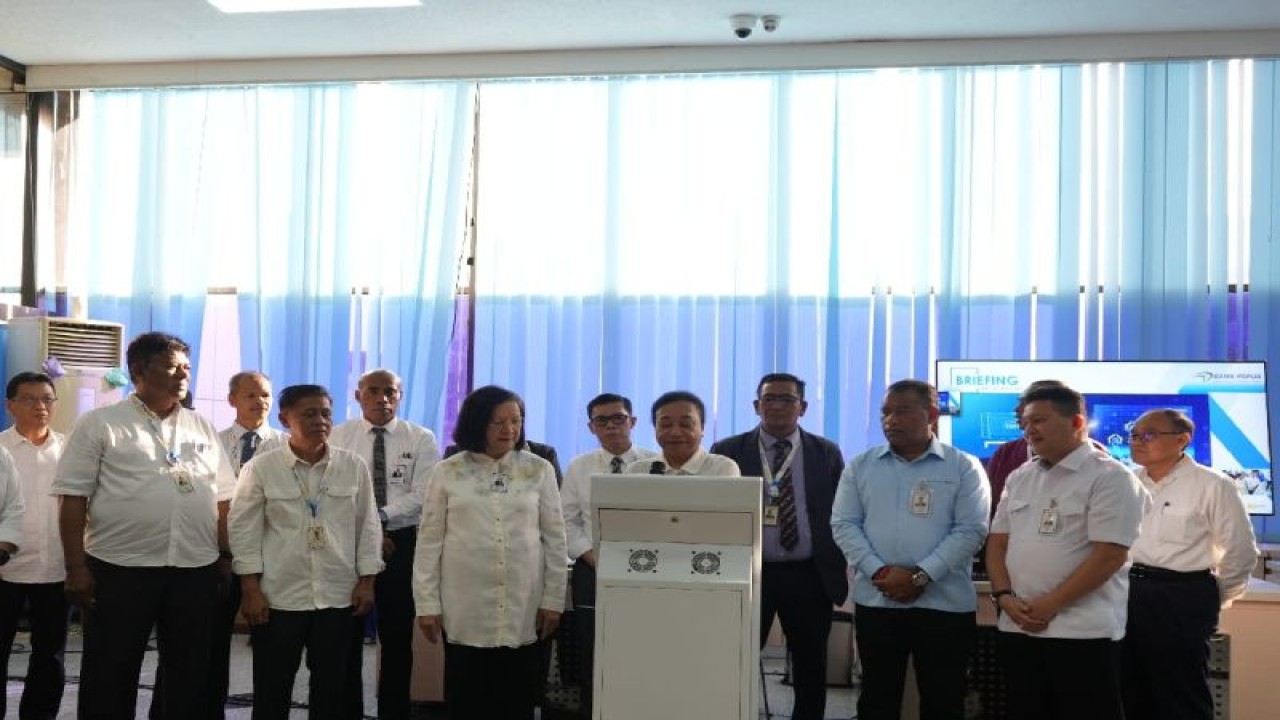 Direktur Utama Bank Papua Yuliana D. Yembise saat meresmikan tiga program permudah transaksi nasabah (ANTARA/HO-Humas Bank Papua