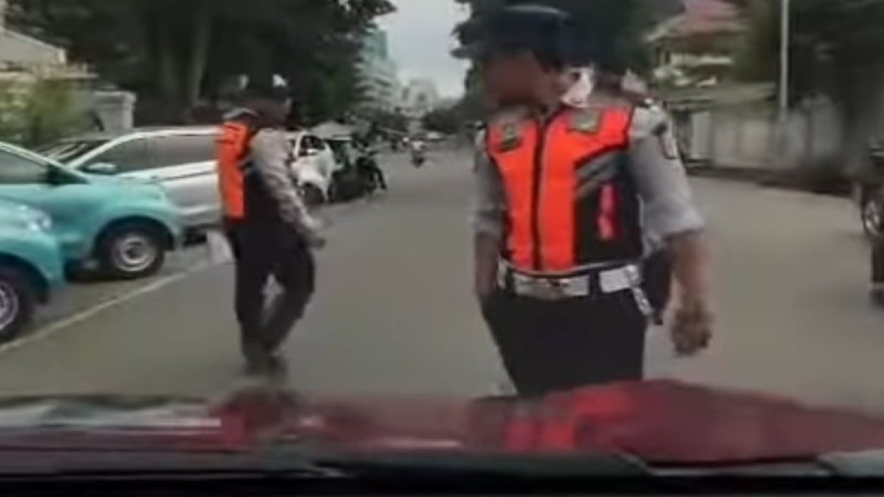 Tangkapan layar petugas Dinas Perhubungan (Dishub) saat mengawasi parkir liar di wilayah Kecamatan Setiabudi, Jakarta Selatan, Rabu (3/1/2024). ANTARA/Instagram/ @terangmedia/Siti N