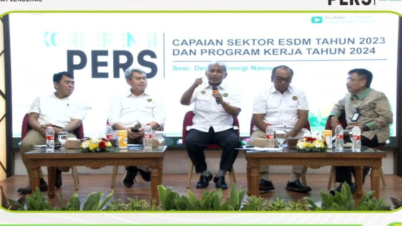 Tangkapan layar Sekretaris Jenderal Dewan Energi Nasional (DEN) Djoko Siswanto (tengah) dalam konferensi pers capaian sektor ESDM 2023 dan Program Kerja 2024 di Jakarta, Rabu (17/1/2024). ANTARA/Ade Irma Junida