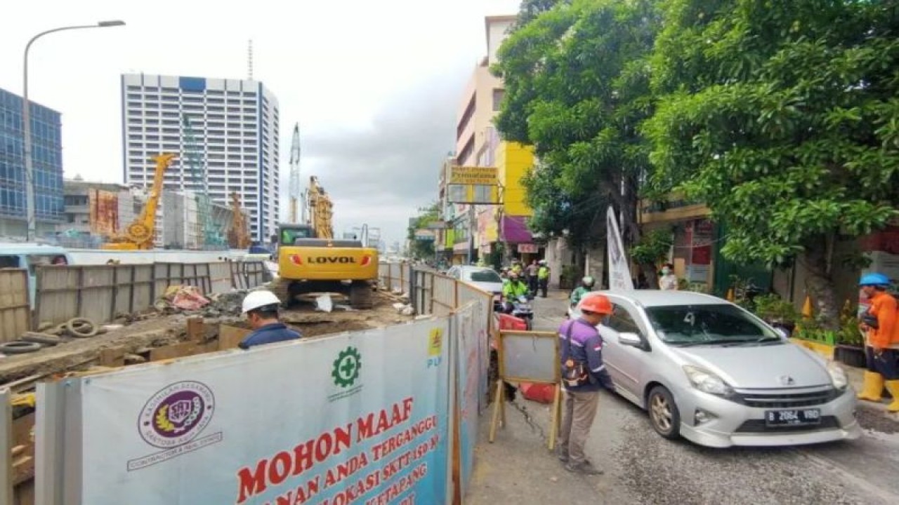 Perbaikan Jalan Gajah Mada, Olimo, Taman Sari, Jakarta Barat, imbas pengerjaan proyek pemindahan kabel utilitas pada Kamis (4/1/2024). ANTARA/Risky Syukur