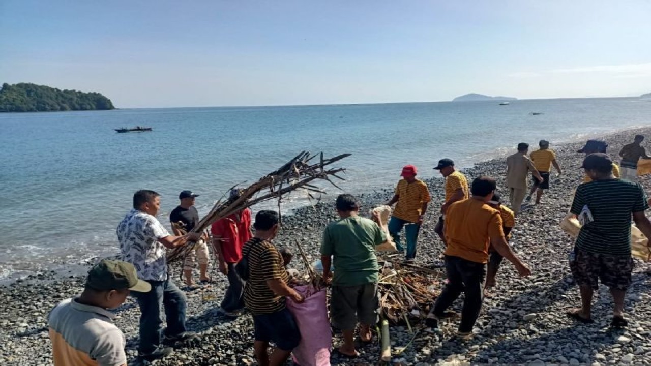 Dinas Kelautan dan Perikanan (DKP) Gorontalo Utara bersama masyarakat nelayan di Desa Deme II, Kecamatan Sumalata Timur menggelar kegiatan bersih pantai. ANTARA/Susanti Sako