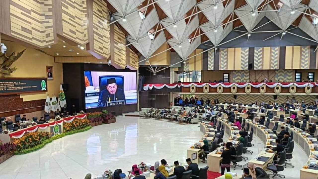 Suasana Rapat Paripurna ke-2 DPRD Kaltim dalam agenda HUT ke-67 Kaltim di Gedung Utama DPRD Kaltim, Samarinda, Senin. (ANTARA/Ahmad Rifandi)