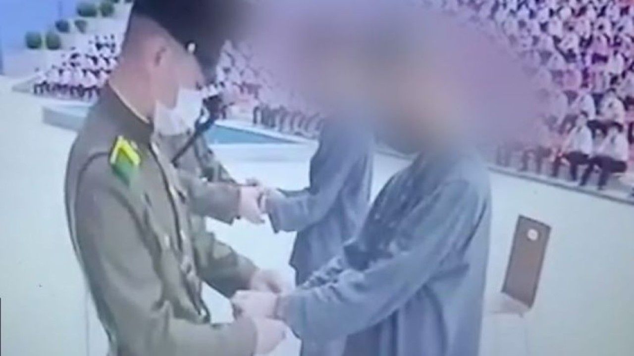 Dua remaja Korea Utara dihukum 12 tahun kerja paksa karena ketahuan nonton drakor. (Istimewa/Tangkapan layar)