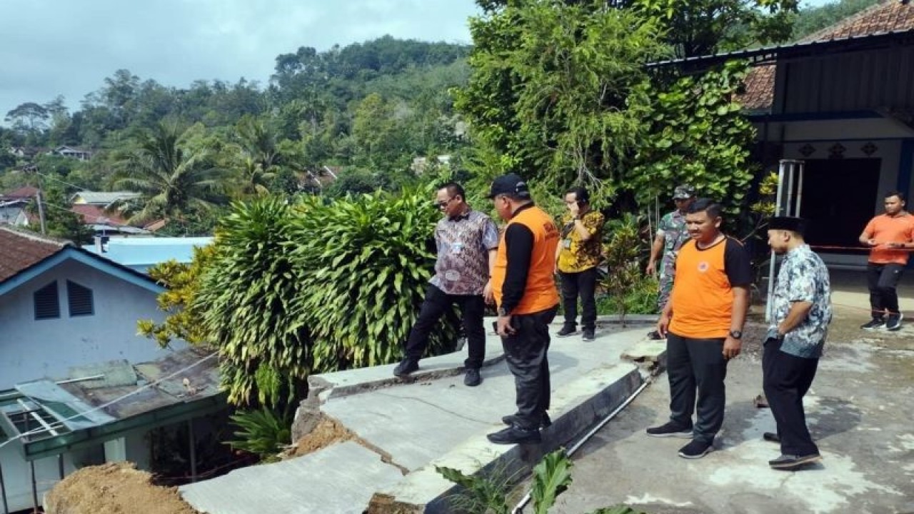 Sejumlah petugas BPBD dan Pemerintah kecamatan setempat saat meninjau benacan tanha longsor di SMPN 1 Jenawi Karanganyar, Selasa (2/1/2023) ANTARA/Bambang Dwi Marwoto.