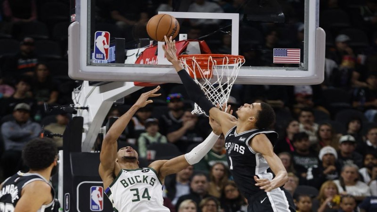Pemain San Antonio Spurs Victor Wembanyama (kanan) menghalau upaya dunk dari bintang Milwaukee Bucks Giannis Antetokounmpo (kiri) dalam laga yang digelar di Frost Bank Center San Antonio Texas. ANTARA/AFP