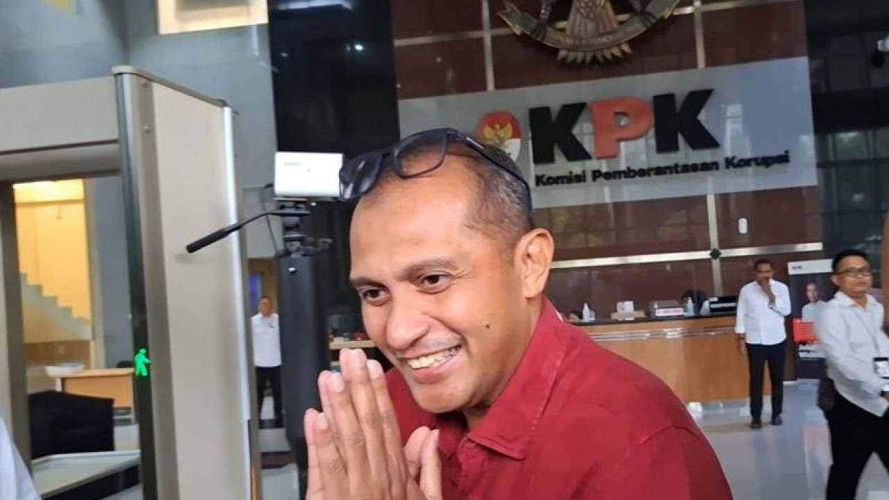 Arsip - Wamenkumham Eddy Hiariej meninggalkan Gedung Merah Putih KPK, usai menjalani pemeriksaan oleh penyidik KPK sebagai saksi kasus dugaan korupsi Kemenkumham, Senin (4/12/2023). ANTARA/Fianda Sjofjan Rassat