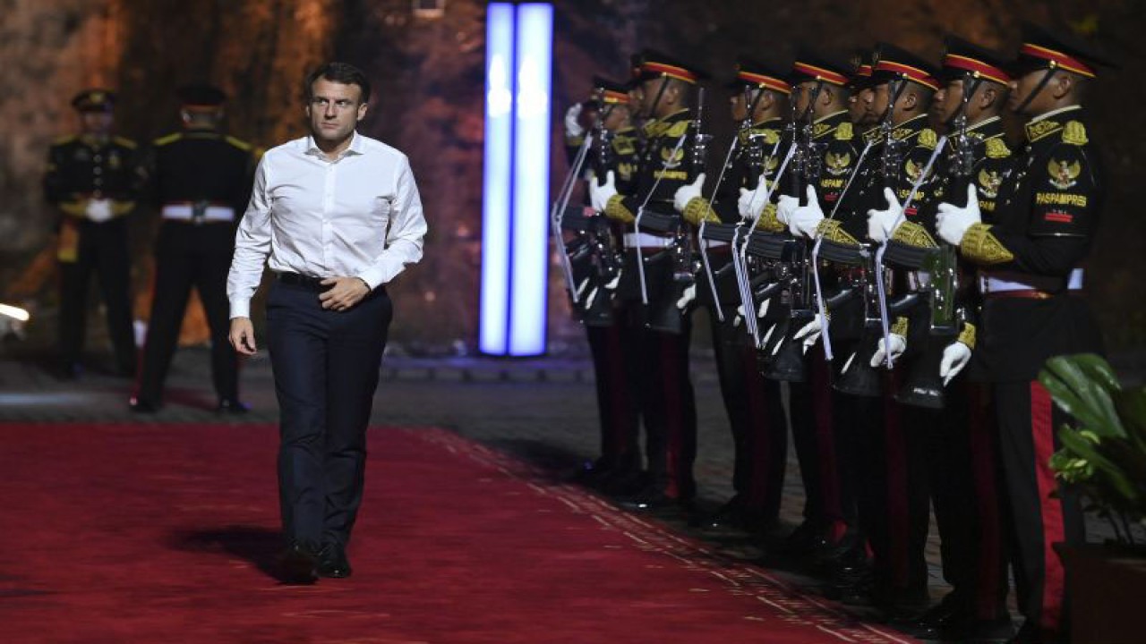 Arsip - Presiden Prancis Emmanuel Macron berjalan menuju lokasi Welcoming Dinner and Cultural Performance KTT G20 di kawasan Taman Budaya Garuda Wisnu Kencana (GWK) Badung, Bali, Selasa (15/11/2022). ANTARA FOTO/Media Center G20 Indonesia/M Risyal Hidayat/wsj. (ANTARA FOTO/M RISYAL HIDAYAT)