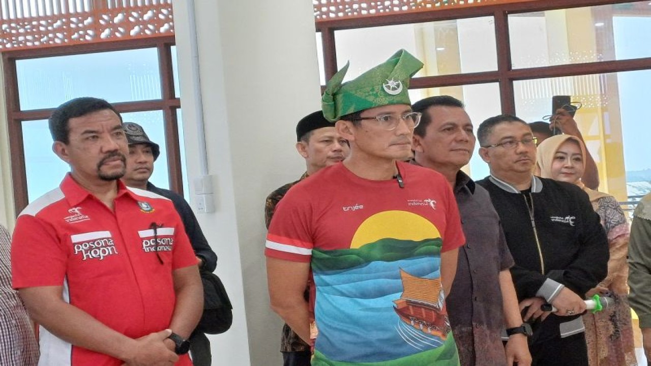 Kepala Dispar Kepri, Guntur Sakti (kiri) mendampingi Menparekraf, Sandiaga Uno meninjau lokasi pembangunan gedung UPT kreatif di Kota Tanjungpinang pada awal tahun 2024. (Ogen)