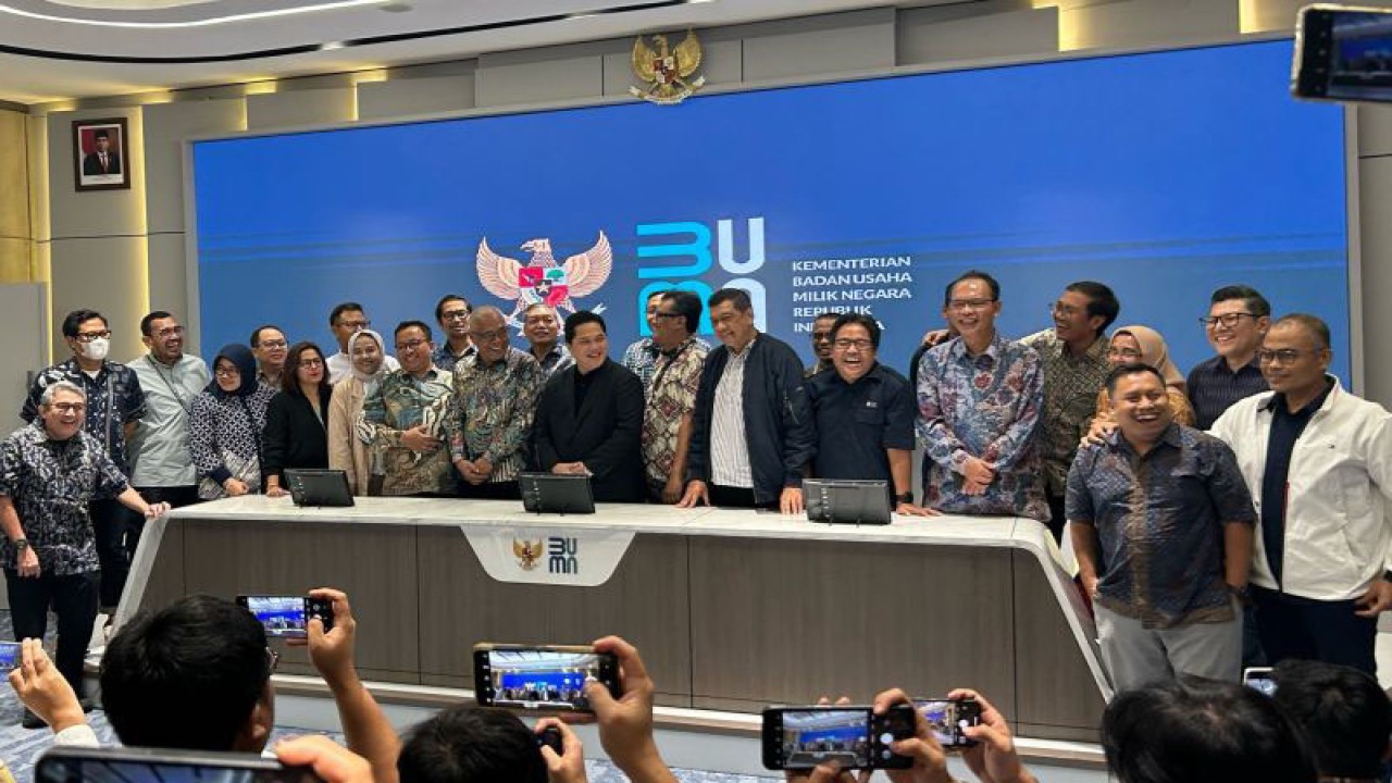 Menteri Badan Usaha Milik Negara (BUMN) Erick Thohir bersama pemimpin media saat meresmikan media center di Kantor Kementerian BUMN, Jakarta, Rabu (3/1/2024). ANTARA/Maria Cicilia Galuh