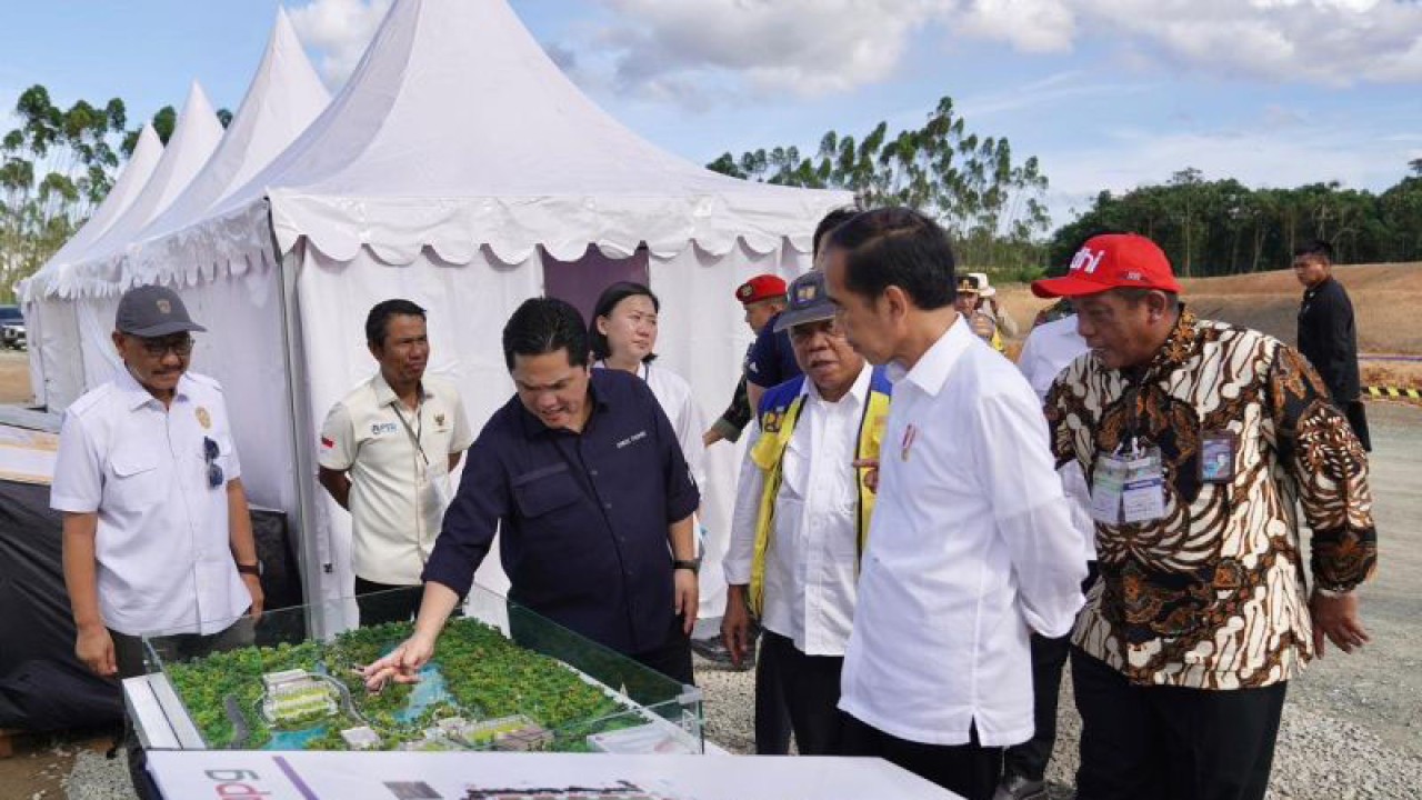 Presiden Joko Widodo (kedua dari kanan) dan Ketua Umum PSSI Erick Thohir (ketuga dari kiri) melihat maket Training Center PSSI di Ibu Kota Negara Nusantara (IKN)< Penajam Paser Utara, Kalimantan Timur, Rabu (17/1/2024). (ANTARA/HO/PSSI)