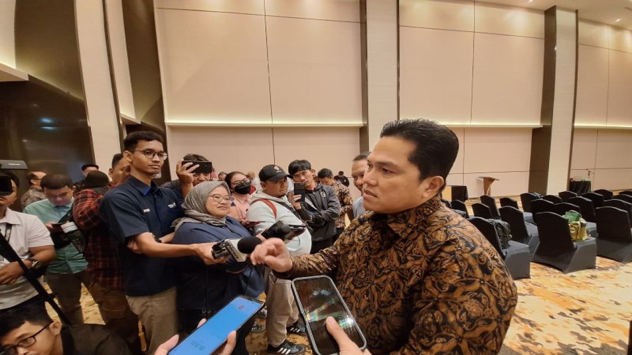 Ketua Umum PSSI Erick Thohir seusai menghadiri MOU Groundbreaking PSSI dan rumah sakit Abdi Waluyo di Menara Danareksa, Jakarta, Kamis (18/01/2024). (ANTARA/FAJAR SATRIYO)